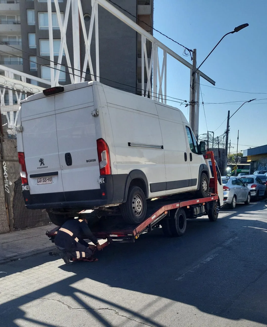 grúa cama atendiendo traslado en Santiago