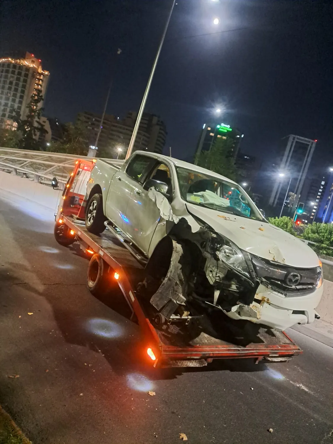 vehículo accidentado sobre grúa cama en Santiago